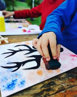 Ateliers parentalité à Lille : Atelier parent-enfant : Peinture & pochoir sur toile (à partir de 4 ans)