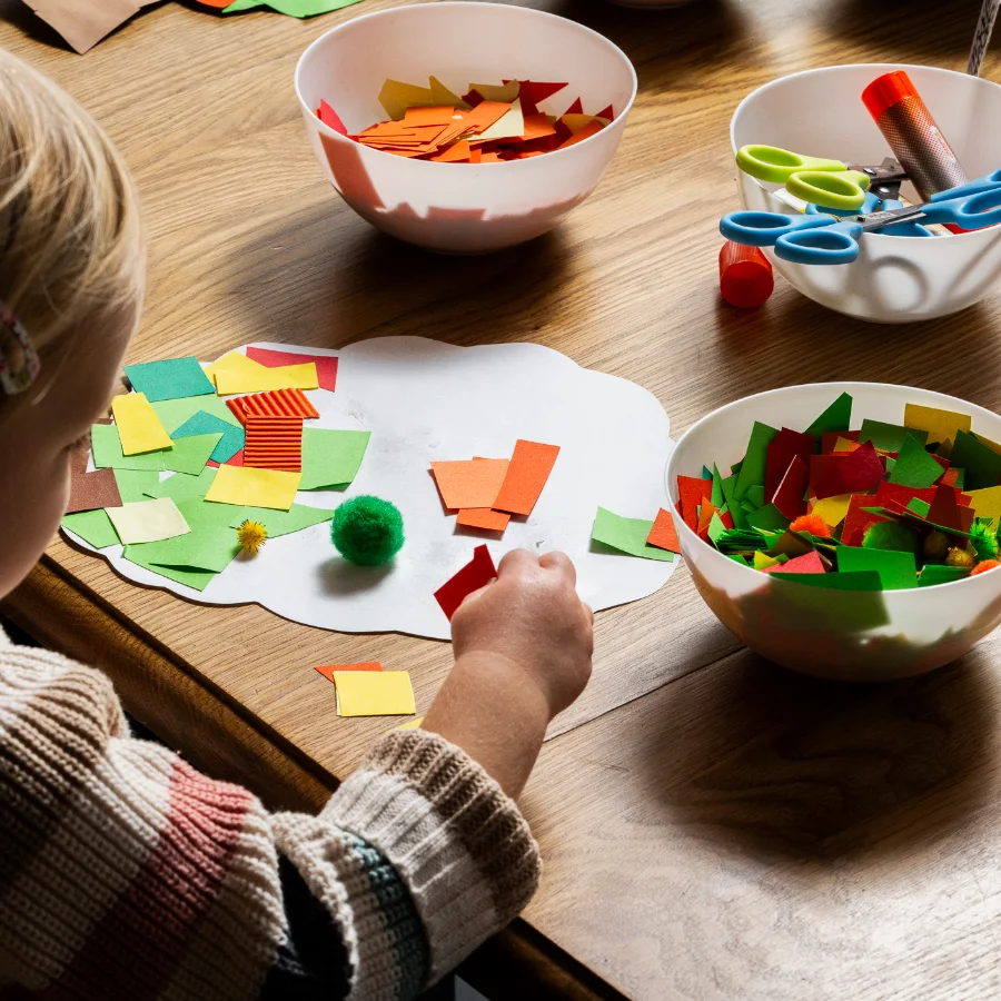 un espace dédié aux enfants, des jeux et des livres