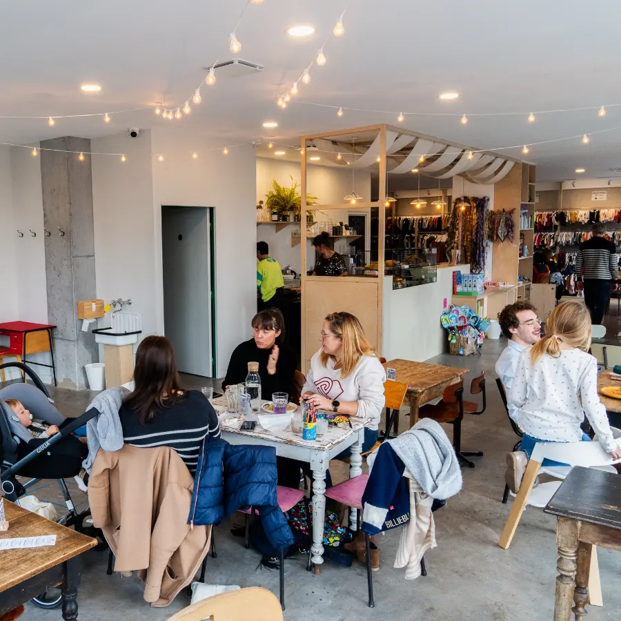 photo de l'ambiance chez utopia, de la joie et de la bonne humeur, une vraie tribu